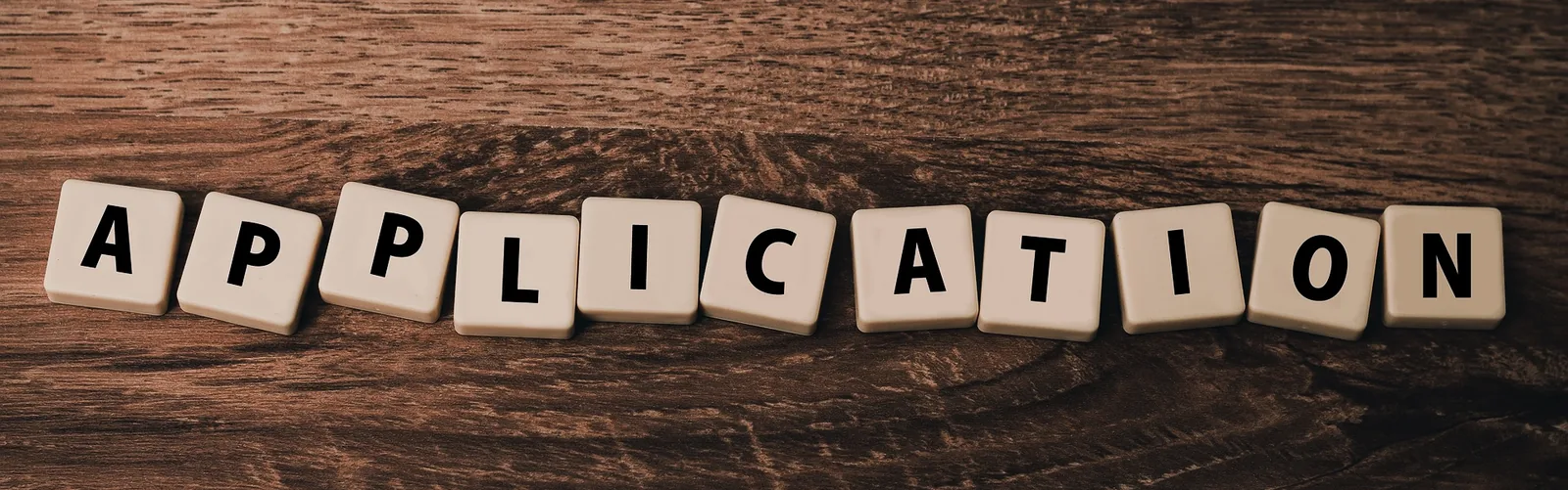 Buchstaben bilden das englische Wort APPLICATION